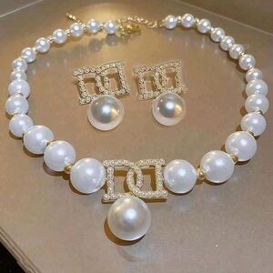 Elegant Pearl and Gold Jewelry Set